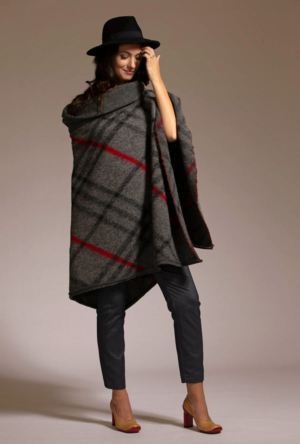 GG PONCHO · pebble plaid