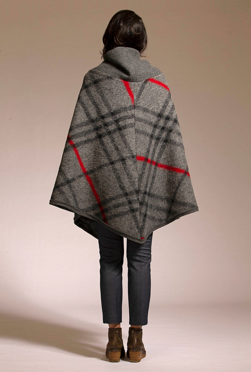 GG PONCHO · pebble plaid