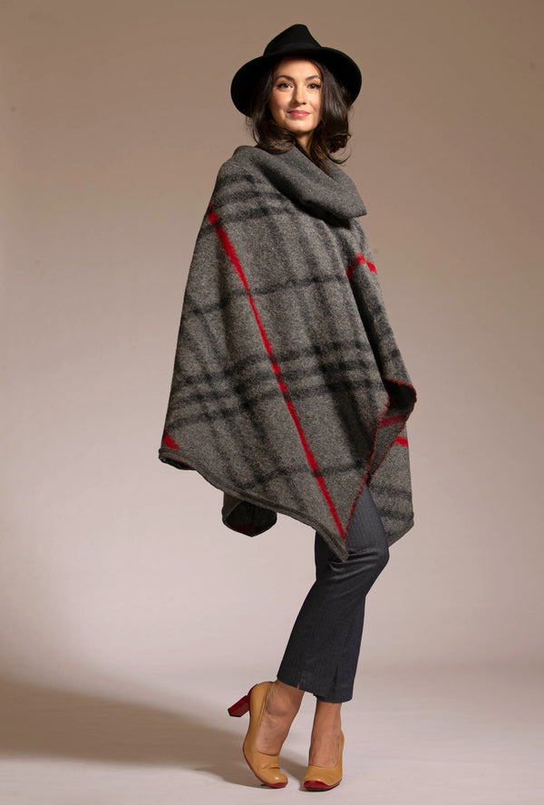 GG PONCHO · pebble plaid